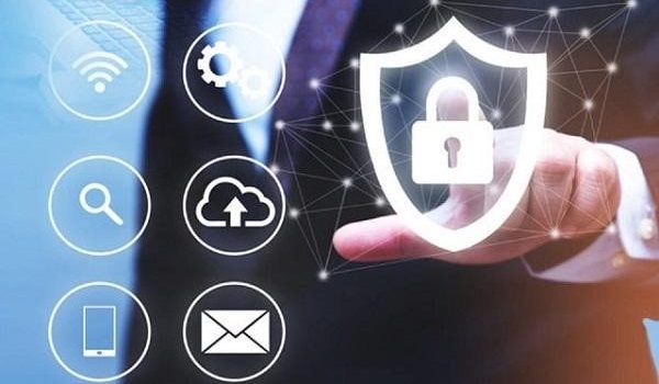 Chủ doanh nghiệp nắm giữ chìa khóa bảo mật hóa đơn điện tử an toàn.