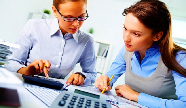 Kế toán trưởng chịu trách nhiệm kiểm tra, kiểm soát các công việc liên quan đến kế toán.
